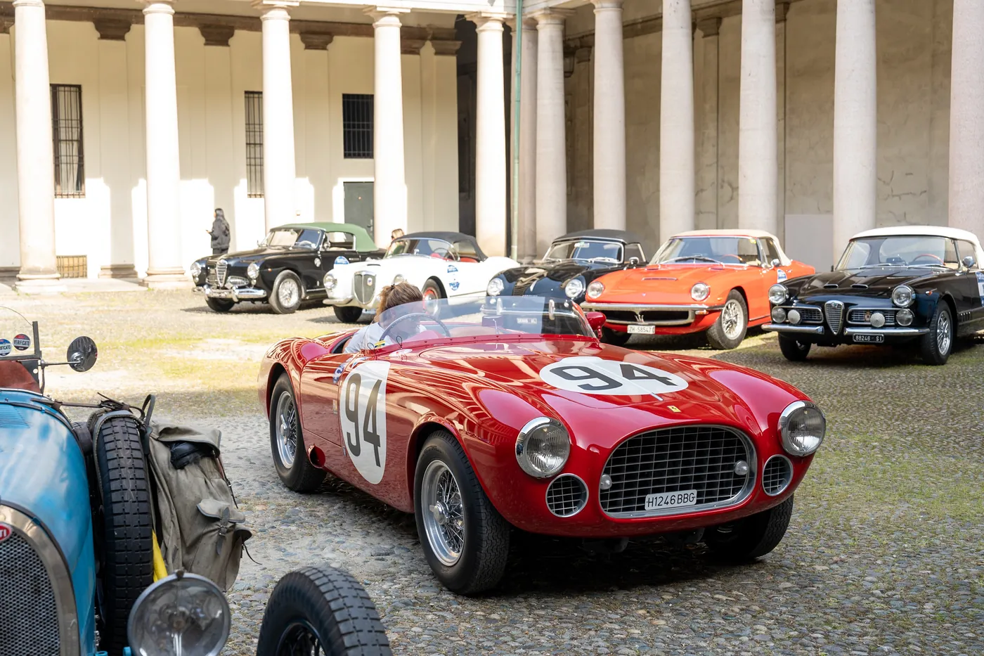 Auto storiche in fila davanti a un colonnato