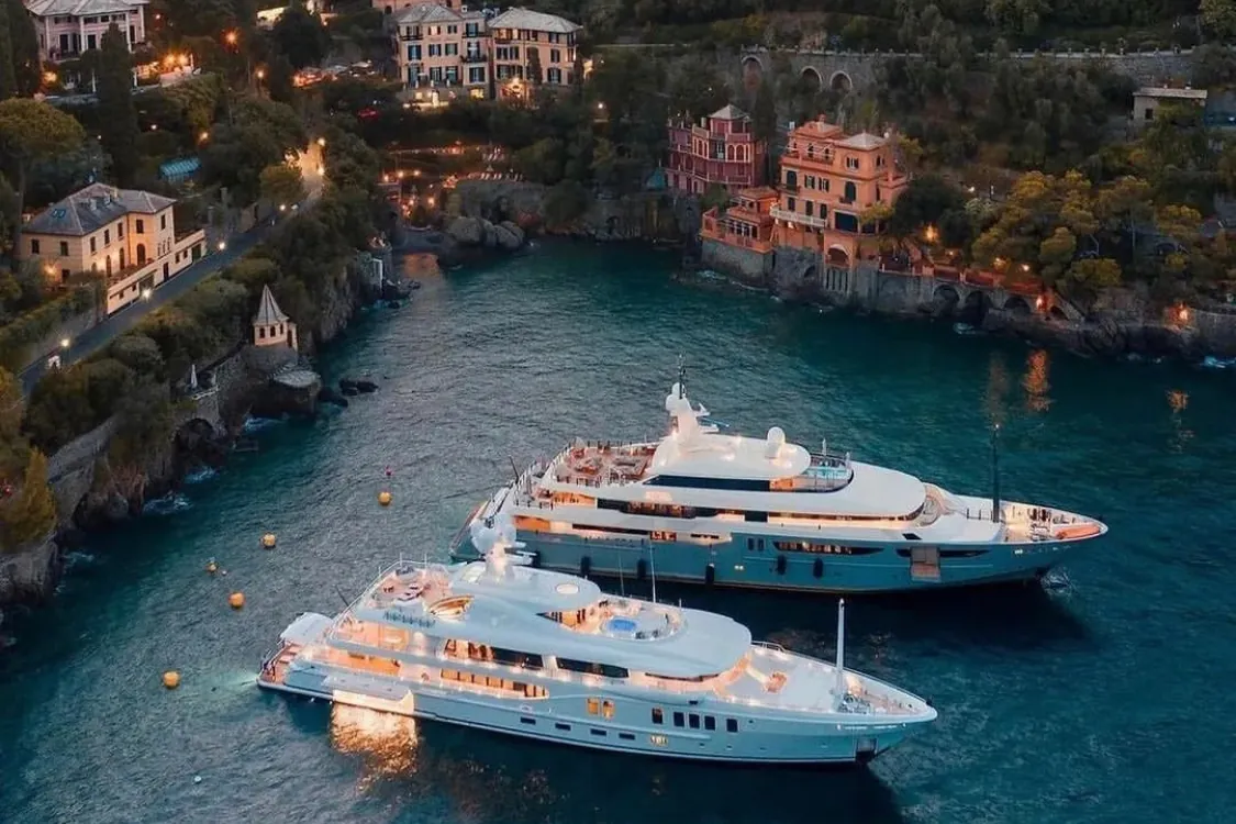 Yacht illuminati nella baia del Golfo del Tigullio