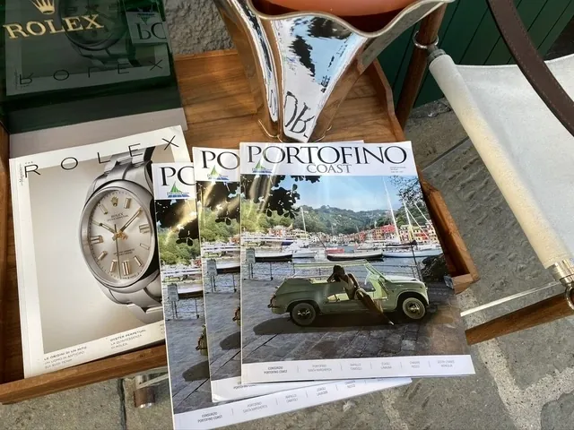 Orologio e volume d'epoca dedicati a Portofino