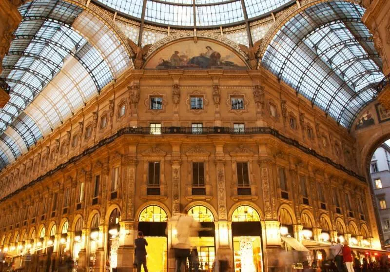 La Galleria Vittorio Emanuele II illuminata di sera