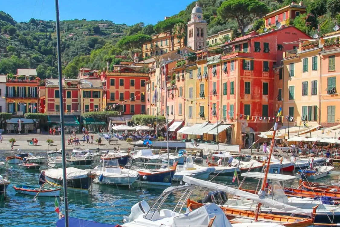 Le case colorate e le barche del porticciolo di Portofino