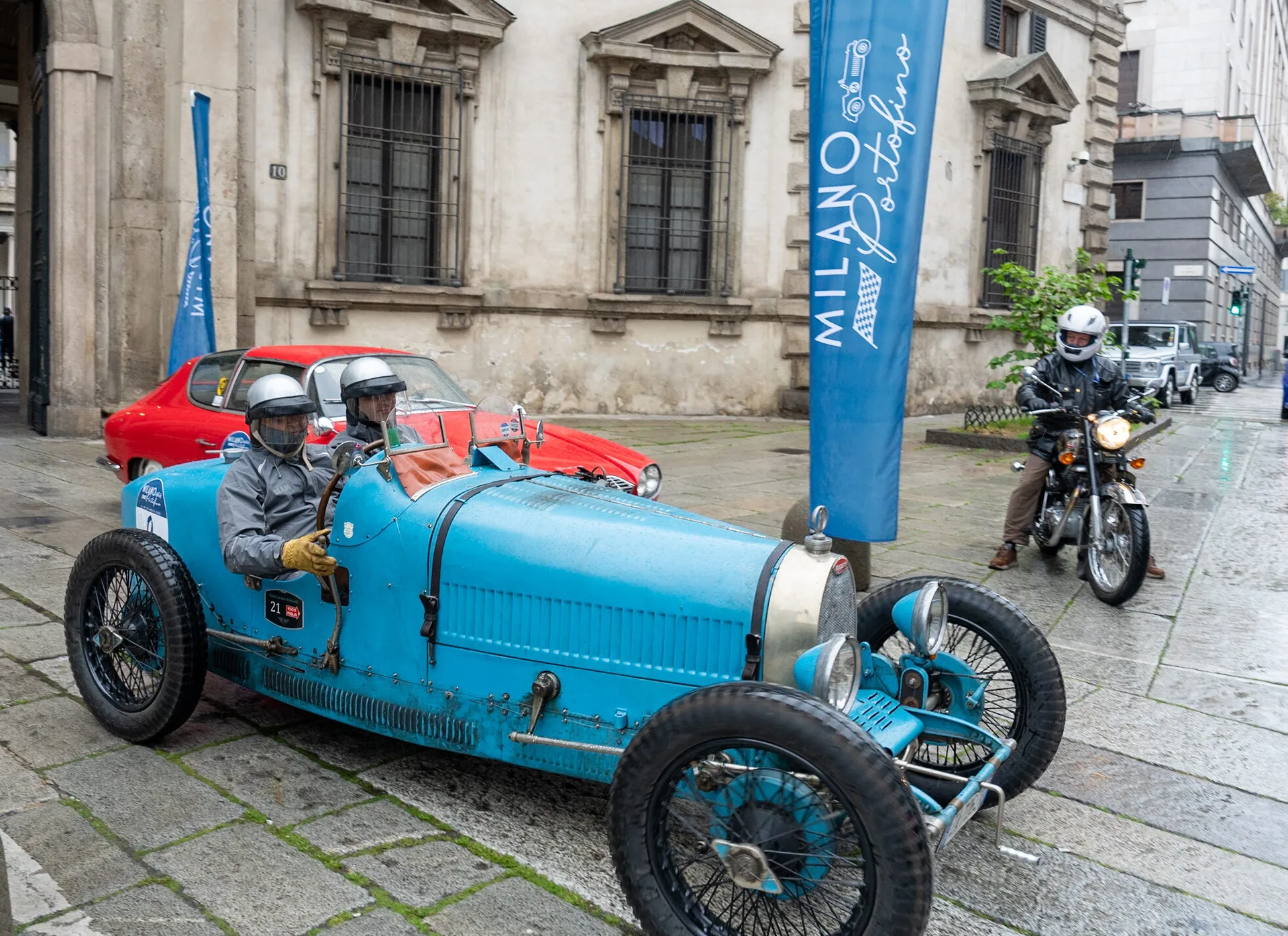 Una Bugatti Type 35 storica sotto l'arco di partenza Milano Portofino