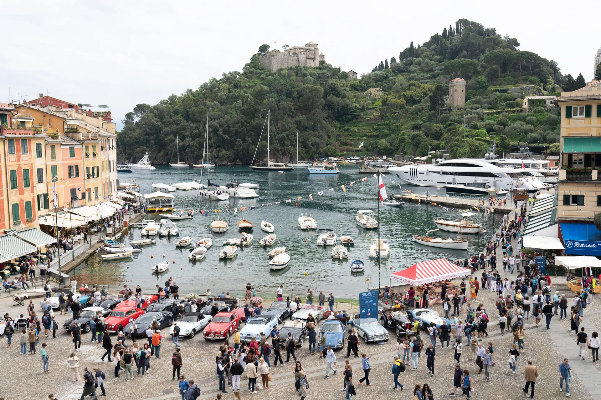 La Piazzetta di Portofino vista dall'alto, con le barche nel porticciolo