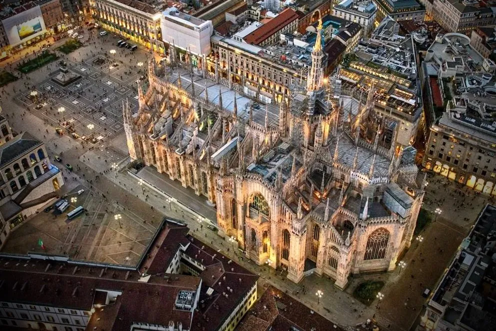 Veduta aerea notturna del Duomo e della Galleria di Milano